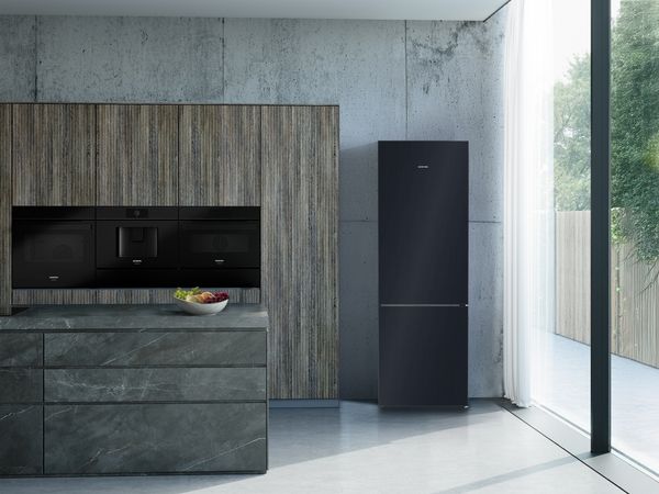 Siemens KG39NSBBF, Freistehende Kühl-Gefrier-Kombination mit Gefrierbereich unten, Glastür