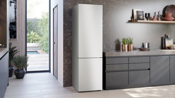 Siemens KG39NVIBG, Freistehende Kühl-Gefrier-Kombination mit Gefrierbereich unten