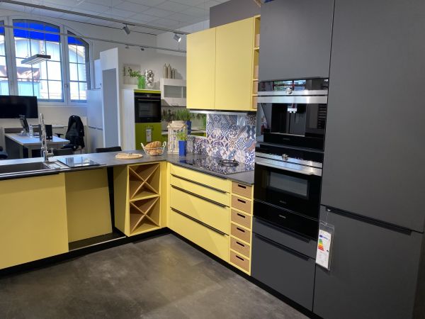 Schüller Biella L330 Pastellgelb-Satin APL K085 Oxid graphit